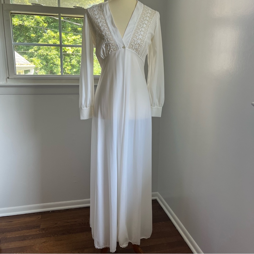 Silfra vintage Elegant White Long Sleeve Gown